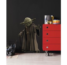 Raumgestaltung mit Yoda Wandtattoo, roter Kommode, Lampe und Spielzeug