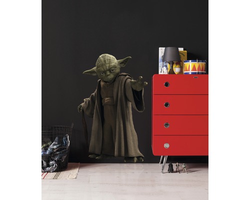 Raumgestaltung mit Yoda Wandtattoo, roter Kommode, Lampe und Spielzeug