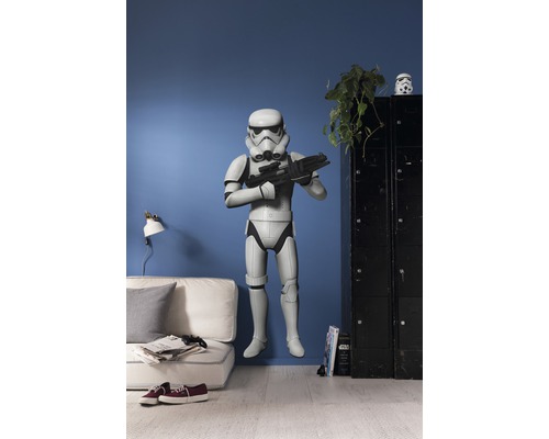 Star Wars Stormtrooper Figur im Wohnzimmer mit Sofa und Schrank