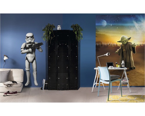 Dekoriertes Zimmer mit Stormtrooper Figur, Spind, Schreibtisch und Yoda Wandbild