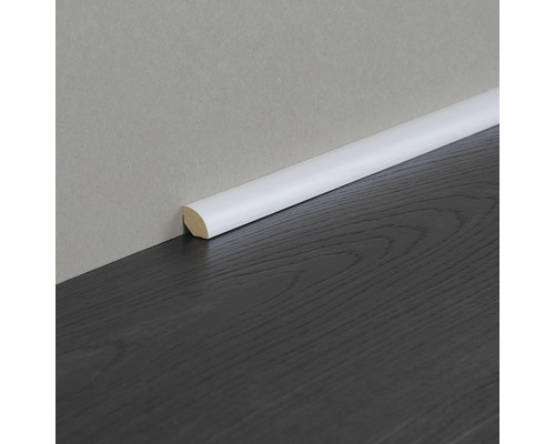 Weiße Viertelstab-Fußleiste an Wand und Boden
