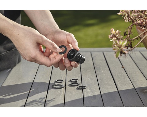 Installation einer Schlauchkupplung mit Dichtungsringen auf einem Gartentisch