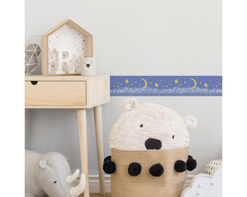 Kinderzimmer mit Nachtkonzept Bordüre, Beistelltisch, Kuscheltieren und Dekoration