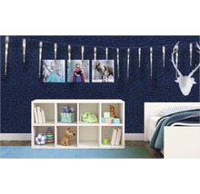 Dekoratives Kinderzimmer mit Regal, Bett, Bildern von Eiskönigin und glitzernder Eiszapfenkette.