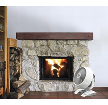 Kaminzimmer mit Steinkamin, Holz und Ventilator zur Wärmeverteilung