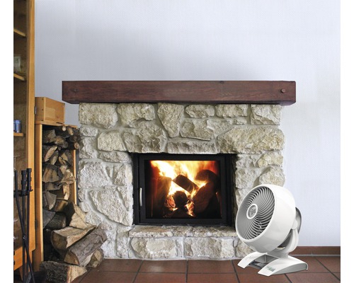 Kaminzimmer mit Steinkamin, Holz und Ventilator zur Wärmeverteilung