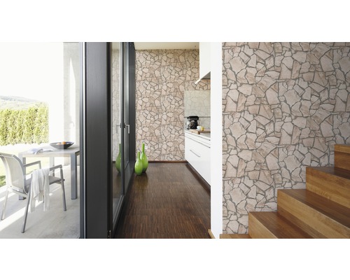 Innenraum mit Steinoptik-Tapete, Holzboden und Treppe