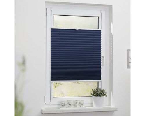 Fenster mit blauem Plissee-Vorhang zur Lichtsteuerung und Privatsphäre.