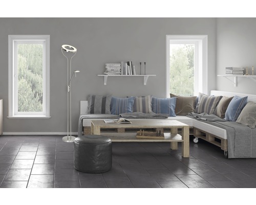 Wohnzimmer mit Fenster, Regalen, Sofa, Couchtisch, Stehlampe und Hocker