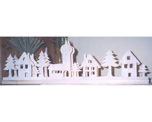 Holzdekoration mit Häusern, Tannenbäumen und Kirchturm