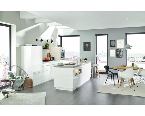 Helle Küche mit Kücheninsel, Esstisch und Stühlen in einem modernen Design.