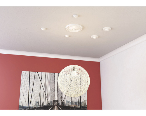 Deckenrosette mit Zierleisten und Hängelampe im Raum