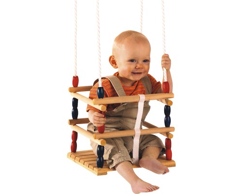 Baby in Holzschaukel mit Seilen