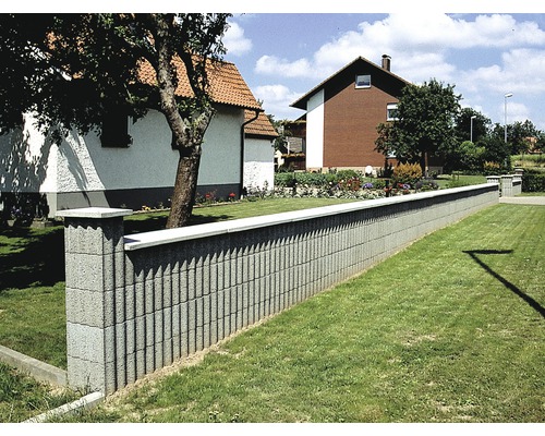 Gartenmauer aus Betonsteinen zwischen zwei Häusern