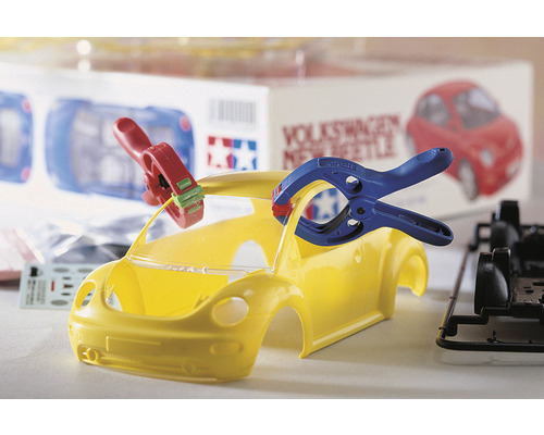 Gelbe Volkswagen New Beetle Karosserie mit Werkzeugklammern für den Modellbau