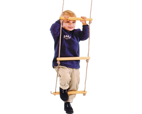 Kind klettert auf einer Strickleiter mit Holzsprossen