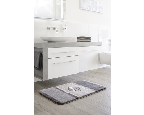 Modernes Badezimmer mit grauem Badteppich vor einem Waschtisch