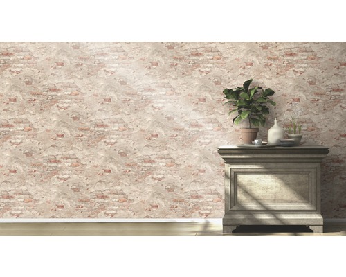 Heller Raum mit Wandtapete in Maueroptik und Kommode