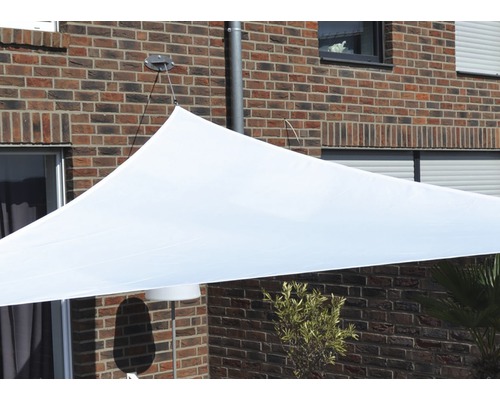 Weißes Sonnensegel zur Beschattung im Außenbereich