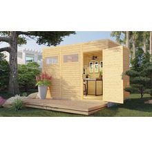 Garten mit Blockbohlenhaus mit Fenstern und geöffneter Tür, ausgestattet mit Schreibtisch und Dekoration