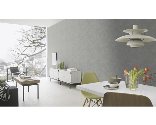 Wohnzimmer mit Esstisch, Stühlen, Kommode und großem Fenster mit Blick auf die Stadt.