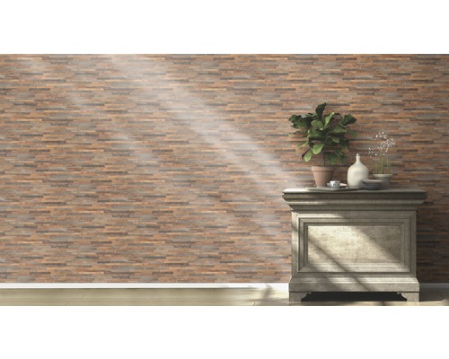 Wandgestaltung mit Paneelen in Holzoptik und Kommode mit Dekoration