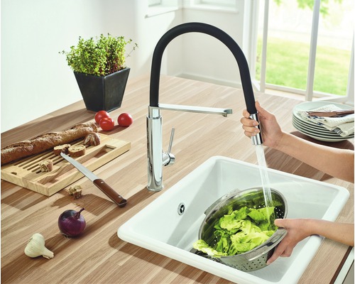 Küchenszene mit Spüle, Armatur mit flexiblem Auslauf und Lebensmitteln
