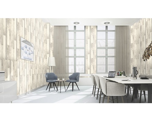 Konferenzraum mit Holzmuster Tapete, Tisch und Stühlen.