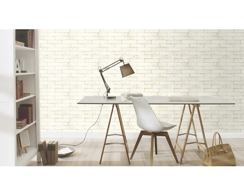 Arbeitszimmer mit Tisch, Stuhl, Lampe und Bücherregal vor einer Wand mit Backsteintapete