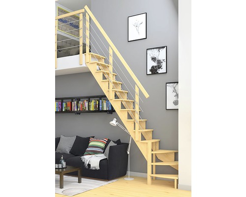 Holztreppe mit Stahlseilgeländer im Wohnzimmer