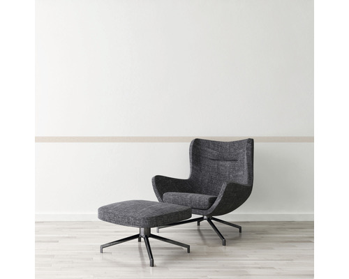 Sessel mit Hocker auf Drehfuß im Wohnzimmer