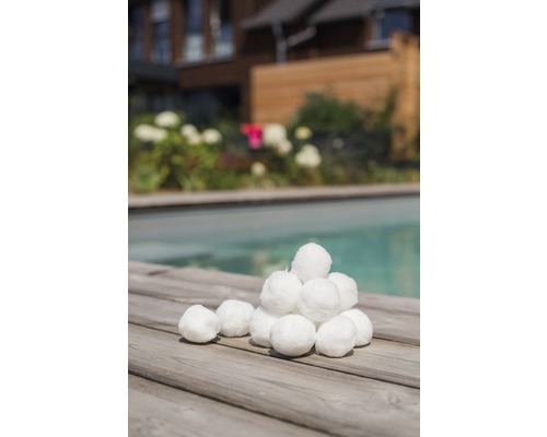 Mehrere Bälle auf Holzoberfläche im Außenbereich