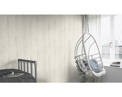 Heller Raum mit Holzwand, Hängesessel und Bett