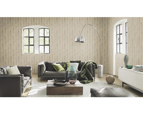 Wohnzimmer mit Sofa, Sessel, Holztisch und Wandtapete in Holzoptik