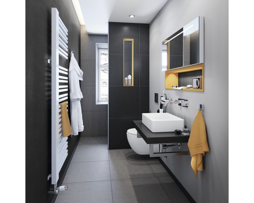 Modernes Badezimmer mit Heizkörper, Waschbecken, Spiegel und Toilette.