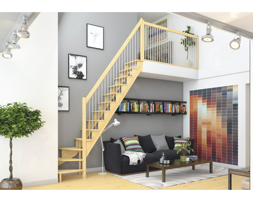Wohnzimmer mit Holztreppe, Couch, Bücherregal und Dekorationen für die Inneneinrichtung
