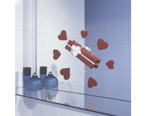 Dekoratives Geschenk mit Schleife und Herzdekoration im Badezimmer