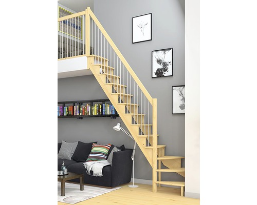 Holztreppe mit Geländer in Wohnraum