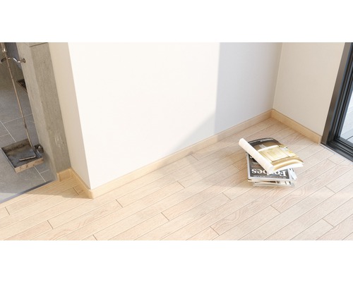 Holzboden mit Fußleiste und Zeitschriftenstapel