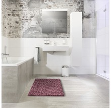 Badezimmer mit Badewanne, Waschbecken, Spiegelschrank, Hochschrank, Treteimer und Teppich