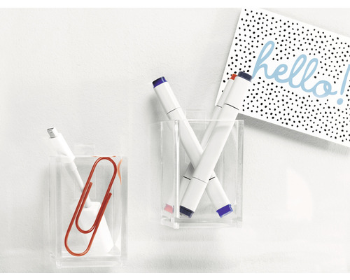 Szene mit zwei transparenten Wandbehältern mit Stiften, Büroklammer und Karte