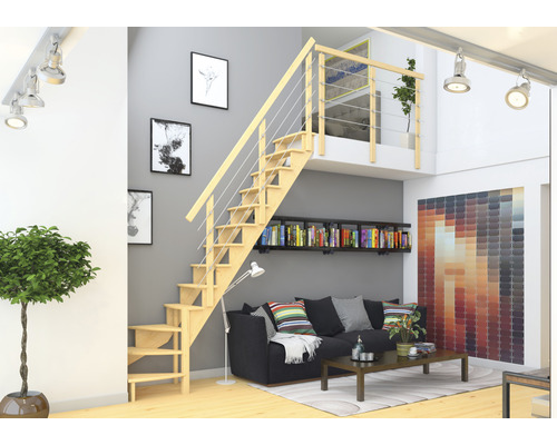 Wohnzimmer mit Holztreppe, Bücherregal und Sofa