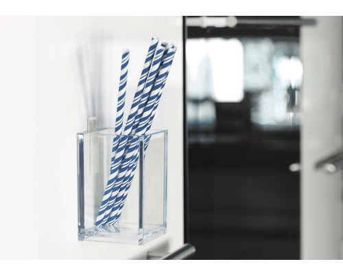 Strohhalme mit Streifen in einem durchsichtigen Behälter