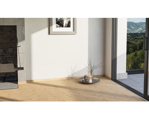 Heller Raum mit Holzboden, Kamin und Fenster mit Blick ins Grüne