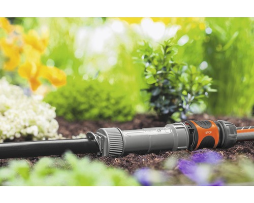 Gartenschlauch-Verbindungssystem im Gartenbeet