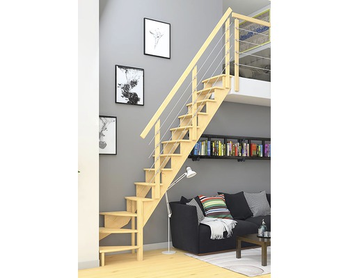 Holztreppe mit Geländer aus Metallseilen im Wohnraum