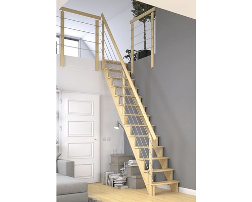 Holztreppe mit Geländer im Wohnraum