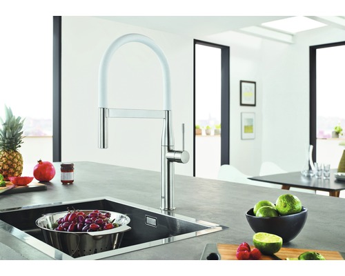 Küchenszene mit Spültischarmatur, Spüle und Obst