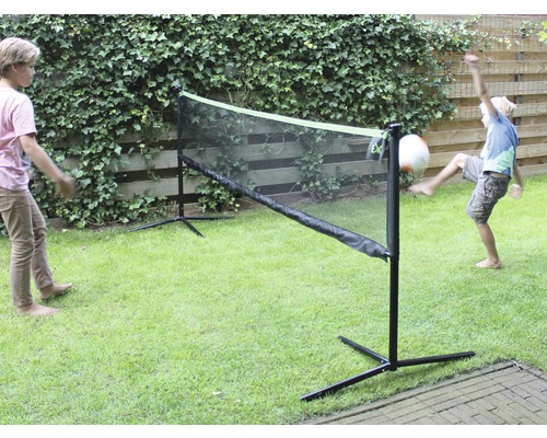 Freizeit-Szene mit zwei Kindern, die mit einem multifunktionalen Spielnetz im Garten spielen