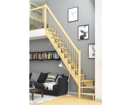 Treppe aus Holz im Wohnraum mit Sofa und Bücherregal
